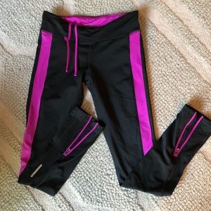 Leggings with a pop of color 💗💗